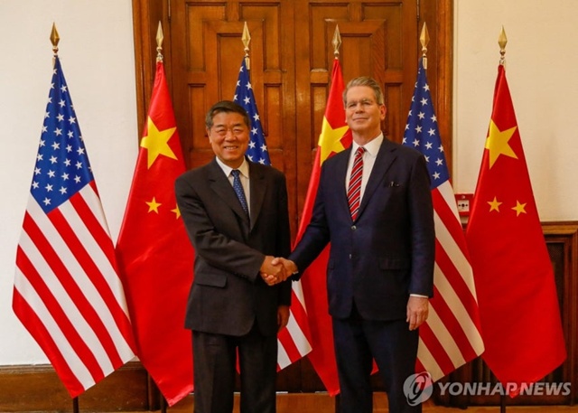 ▲ 허리펑 중국 부총리(좌)와 스콧 베센트 미국 재무장관이 스페인 마드리드에서 열린 미·중 4차 무역협상에 앞서 기념촬영을 하고 있다. 250914 로이터=연합뉴스. ⓒ연합뉴스