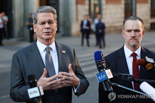 ▲ 미국의 스콧 베센트 재무장관과 제이미슨 그리어 미국무역대표부(USTR) 대표가 스페인 마드리드에서 중국과 무역협상을 마친 뒤 기자들에게 말하고 있다. 250915 로이터=연합뉴스. ⓒ연합뉴스