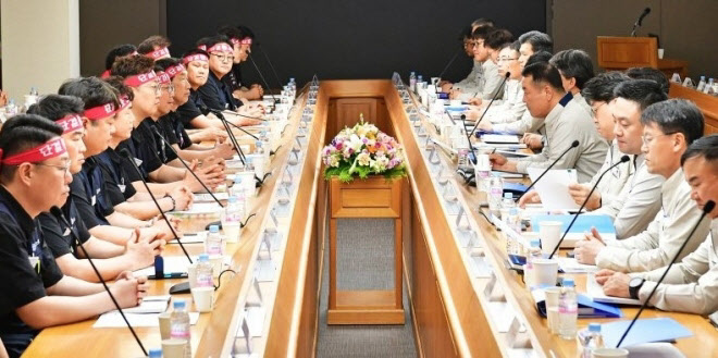 ▲ 현대차 노사 대표가 지난 6월 18일 울산공장에서 올해 임금 및 단체협약 상견례를 하고 있다. ⓒ현대차