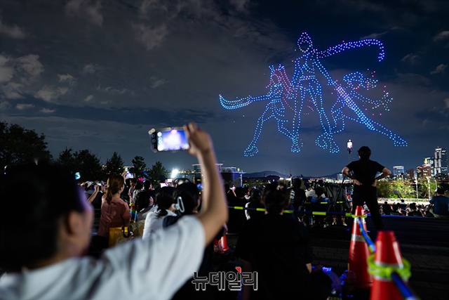 ▲ '2025 한강 불빛 공연(드론 라이트쇼)'가 열린 서울 광진구 뚝섬한강공원에서 영화 '케이팝 데몬 헌터스(케데헌)'를 주제로 1200여대의 드론이 밤하늘을 수놓고 있다. 250907 사진=서성진 기자. ⓒ뉴데일리