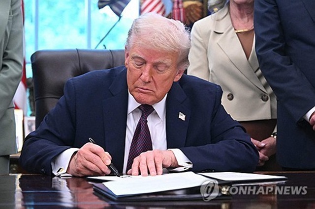 ▲ 도널드 트럼프 미국 대통령이 백악관 집무실에서 멤피스에 주방위군 투입지시 각서에 서명하고 있다. 250915 AFP=연합뉴스. ⓒ연합뉴스