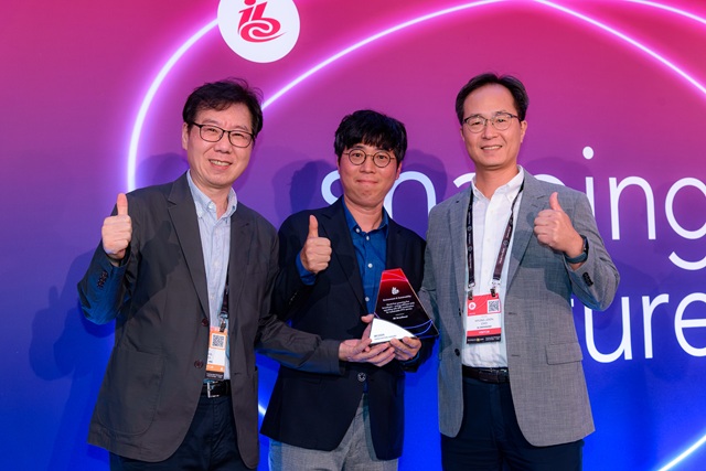 ▲ 왼쪽부터 류성걸 픽스트리 개발본부장, 나태영 SK텔레콤 Gen AI개발팀장, 조형준 SK브로드밴드 미디어Tech본부장이 수상 후 상패를 들고 기념 촬영하는 모습.ⓒSK텔레콤