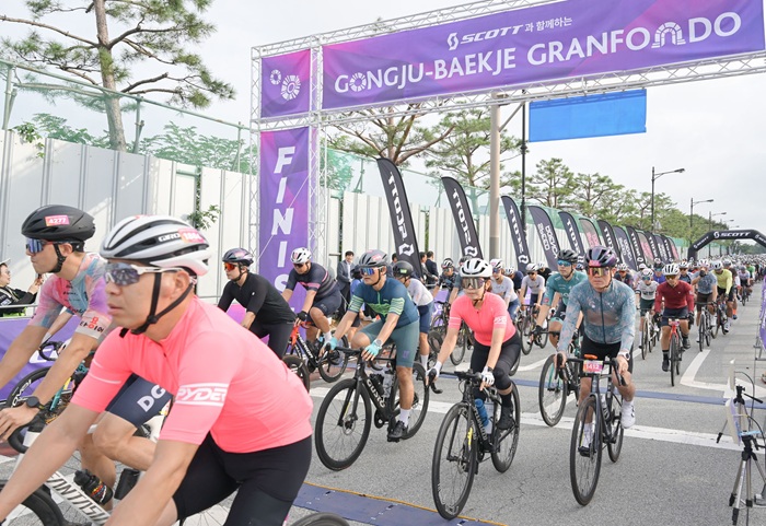 ▲ '2025 공주백제 그란폰도' 대회가 지난 주말 공주백제체육관 일원에서 열린 '2025 공주백제 그란폰도' 대회에 참가한 사이클 동호인 3000명이 힘찬 출발을 하고 있다.ⓒ공주시