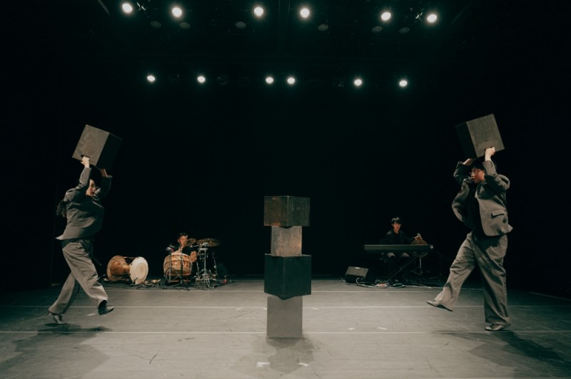 ▲ 전통예술 퍼포먼스 팀 정동X연실의 '우리는 어떻게 ㅅ 것인가' 공연.ⓒ국립정동극장