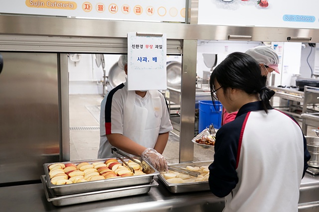 ▲ 성남지역 한 학교 급식실에서 학생들에게 친환경 과일을 배식하고 있다. ⓒ성남시 제공