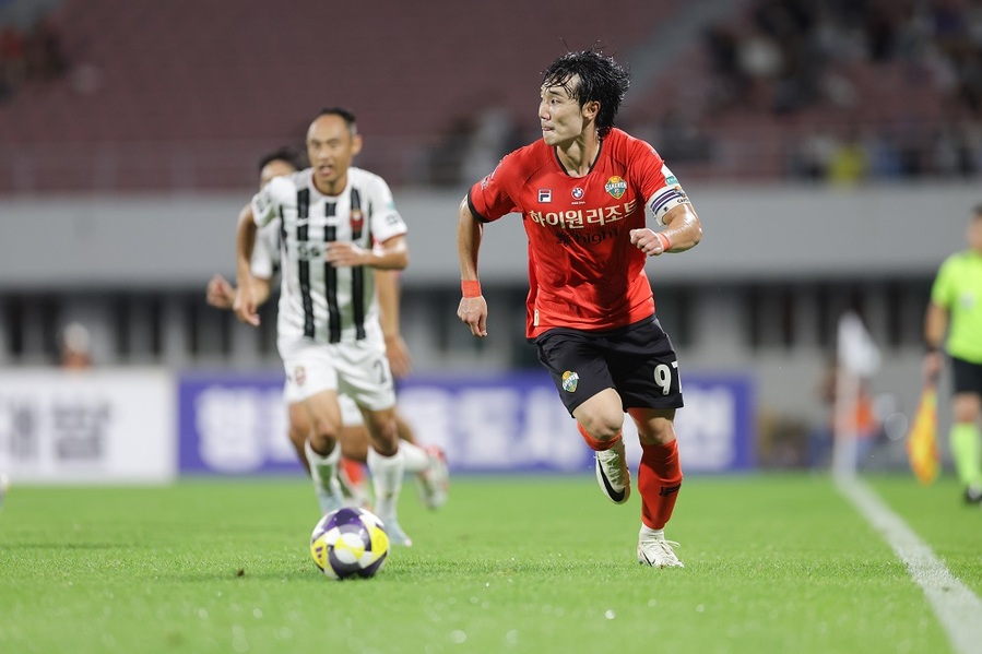 ▲ 강원 이유현이 K리그1 29라운드 MVP에 선정됐다.ⓒ한국프로축구연맹 제공