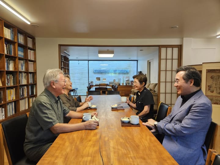 ▲ 이낙연 새미래민주당 상임고문이 지난 13일 페이스북에 올린 사진. 이 상임고문 부부가 문재인 전 대통령 부부와 차담을 나누고 있다. ⓒ이낙연 상임고문 페이스북