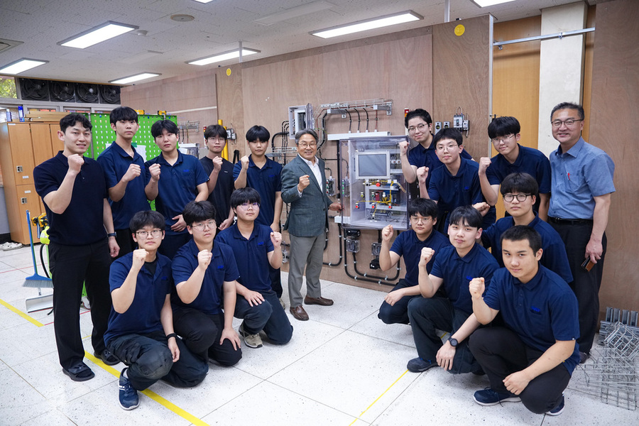 ▲ 강기정 광주광역시장이 오는 20일 광주에서 열리는 '제60회 전국기능경기대회' 개막을 앞두고 대회 준비에 매진하고 있는 광주자동화설비마이스터고등학교를 지난 8월27일 방문해 격려한 뒤 기념촬영을 하고있다. ⓒ광주광역시 제공