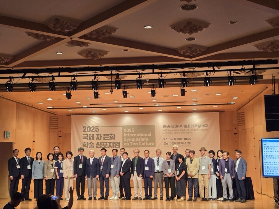 ▲ 수성문화재단(이사장 김대권) 범어도서관이 주최하고 계명대학교 목요철학원이 주관한 ‘2025 국제 차 문화 학술 심포지엄’이 지난 16일 수성아트피아 소극장에서 성황리에 개최했다.ⓒ수성구