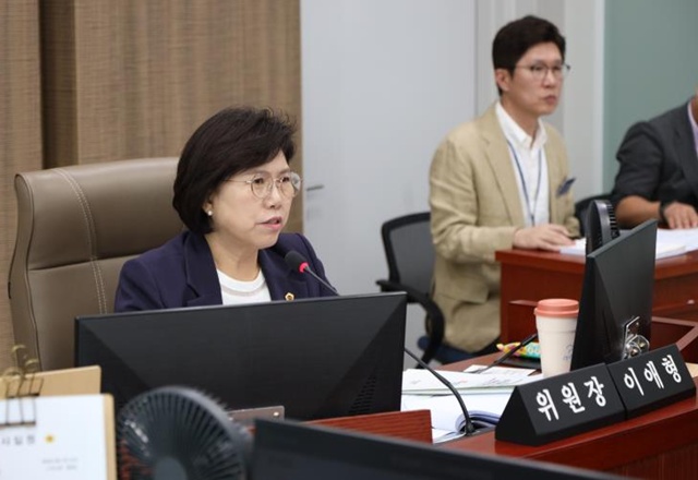 ▲ 이애형 경기도의회 교육행정위원회 위원장이 지난 10일 임시회 제1차 회의를 진행하고 있다. ⓒ경기도의회 제공