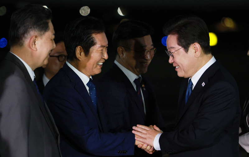 ▲ 일본·미국 순방 일정을 마치고 귀국한 이재명 대통령이 지난달 28일 경기 성남 서울공항에서 정청래 더불어민주당 대표와 악수하고 있다. ⓒ뉴시스