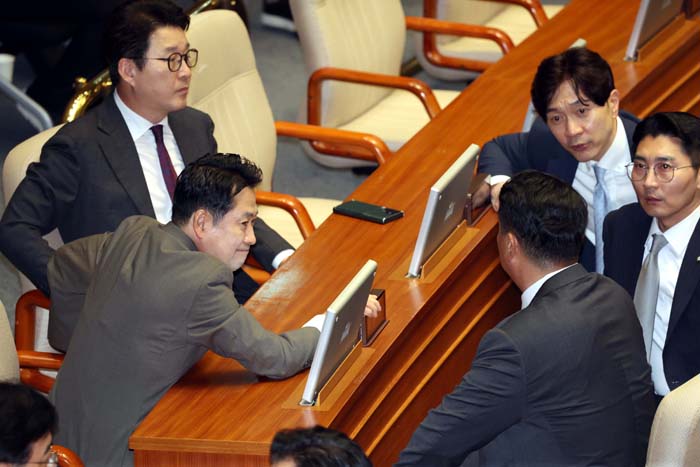 ▲ 장동혁 국민의힘 대표가 16일 서울 여의도 국회 본회의에서 정희용 사무총장을 비롯한 의원들과 대화를 하고 있다. ⓒ뉴시스