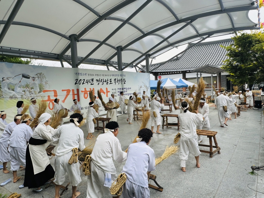 ▲ 거창군 (사)향토민속보존협의회(회장 박종섭)는 오는 19일 거창전수교육관 야외공연장에서 경상남도 무형유산 △거창삼베일소리 △거창일소리 △거창상여디딜방아액막이소리 공개행사를 개최한다.ⓒ거창군