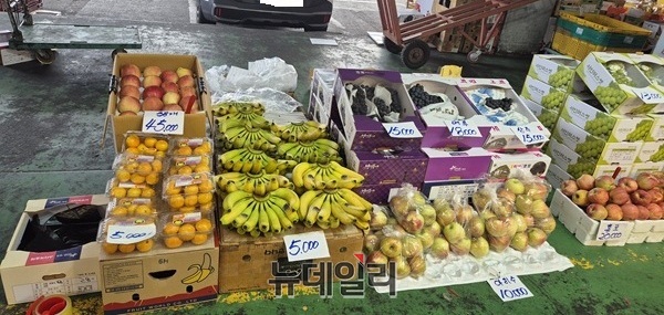 ▲ 노은동 도매시장 인근에서 복숭아 한 상자가 3만 원에서 2만 5000원으로 할인해 팔고 있다. ⓒ김경태기자