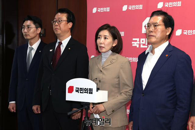▲ 나경원 국민의힘 의원 등 법제사법위원회 위원들이 16일 오전 국회에서 법사위 간사 선임 관련 기자회견을 하고 있다. ⓒ이종현 기자