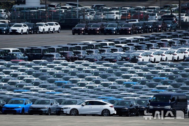 ▲ 일본 요코하마항 다이코쿠 부두에 수출용 자동차가 늘어서 있다. 250408 AP/뉴시스. ⓒ뉴시스