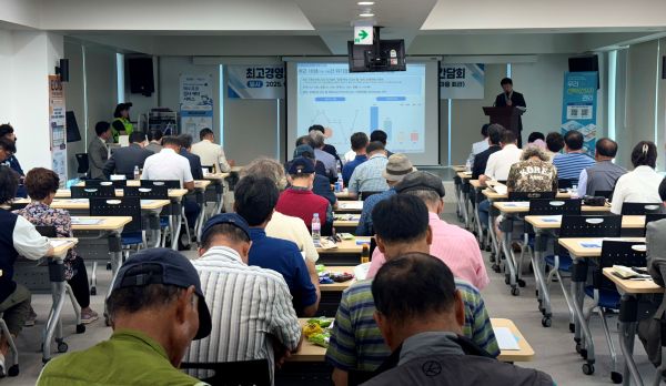 ▲ 16일 한국해양교통안전공단(KOMSA) 관계자가 통영지역 어업인 대상 간담회에서 해양사고 분석 결과 발표 모습. ⓒ한국해양교통안전공단