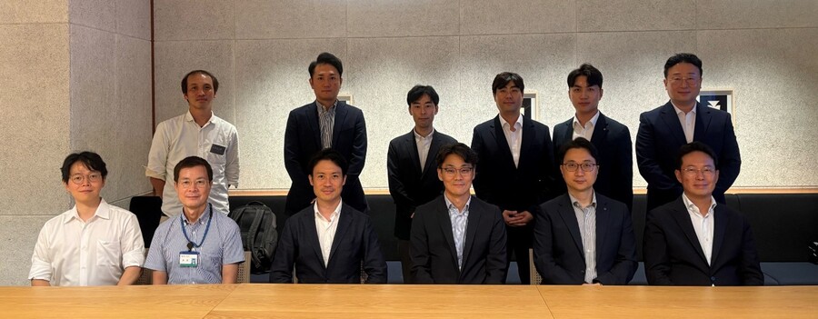 ▲ 10일 일본 도쿄에서 진행된 팍스프로젝트 종료 보고회에서 케이뱅크 차대산 CTO(앞줄 왼쪽 네 번째)와 최재혁 디지털자산TF장(뒷줄 왼쪽 네 번째) 등 관계자들이 기념 촬영을 하고 있다. ⓒ케이뱅크