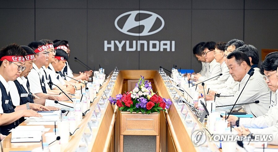 ▲ 현대자동차 노사 대표가 18일 울산공장에서 올해 임금 및 단체협약 상견례를 열고 있다. 2025.6.18 [현대차 제공. 재판매 및 DB 금지] ⓒ연합뉴스