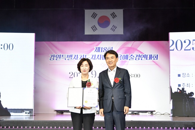 ▲ 강원특별자치도와 횡성군이 후원하고 (사)대한미용사회 강원특별자치도지회가 주최하는 '제18회 강원특별자치도지사배 미용예술경연대회'가 16일 횡성국민체육센터에서 열렸다. 사진 오른쪽이 김진태 도지사. ⓒ횡성군