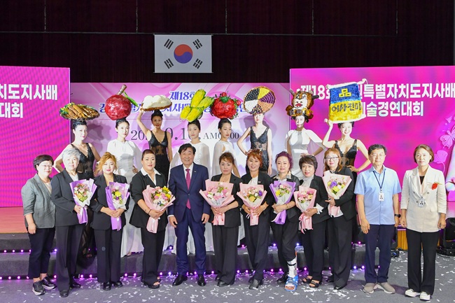 ▲ 강원특별자치도와 횡성군이 후원하고 (사)대한미용사회 강원특별자치도지회가 주최하는 '제18회 강원특별자치도지사배 미용예술경연대회'가 16일 횡성국민체육센터에서 열렸다. 사진 앞줄 왼편에서 다섯번째가 김명기 횡성군수. ⓒ횡성군