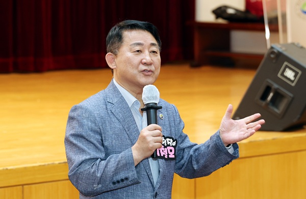 ▲ 서철모 구청장이 16일 활동지원사들이 보다 안전하고 체계적인 서비스를 제공할 기반을 갖출수 있도록 적극 지원하겠다고 약속하고 있다.ⓒ서구