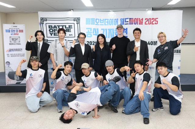 ▲ 2025 배틀오브더이어 월드파이널 미디어데이에서 주요 내빈들과 브레이킹 아티스트들이 기념 촬영하고 있다ⓒ화성시 제공