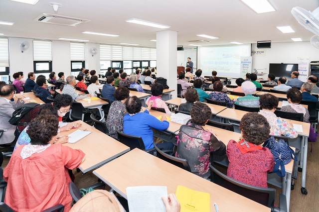 ▲ 월성원자력본부는 16일 경주시 대한노인회 경주시지회 강당에서 경주지부 회원 400명을 대상으로 ‘2025 월성원자력과 함께하는 찾아가는 에너지 체험 교실‘을 개최했다.ⓒ월성본부