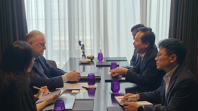 ▲ 권기창 시장은 16일 서울에서 세계물위원회(WWC) 루이 포숑 위원장을 만나 낙동강 상류 관리와 물 환경 보전을 위한 국제 협력 방안을 논의하고 있다.ⓒ안동시