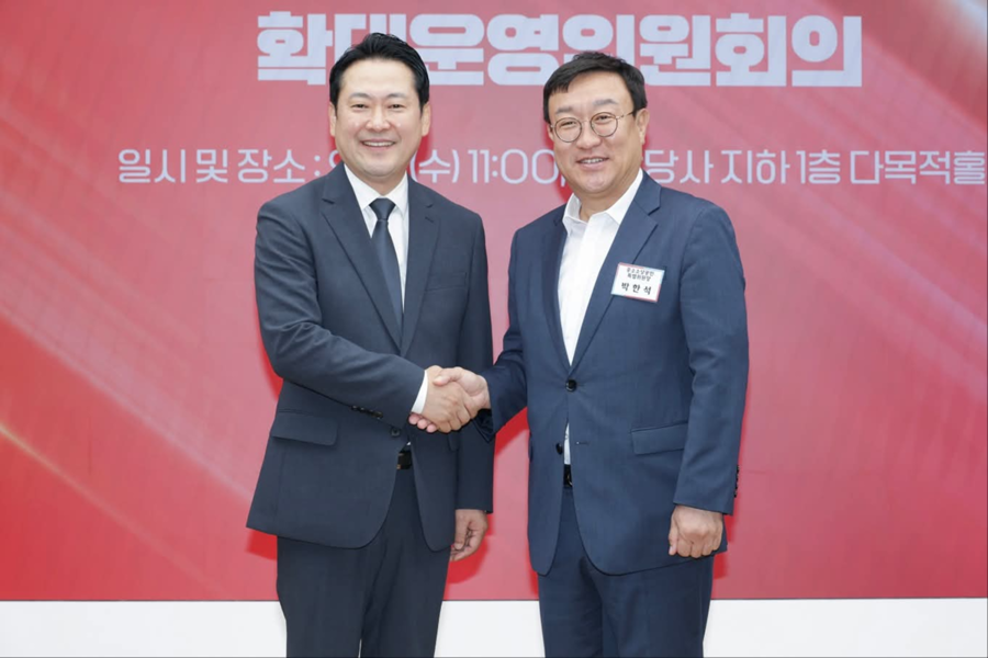 ▲ 국민의힘 장동혁 대표와 악수하는 박한석 서울 노원구 당협위원장(우측).ⓒ박한석 페이스북 캡처