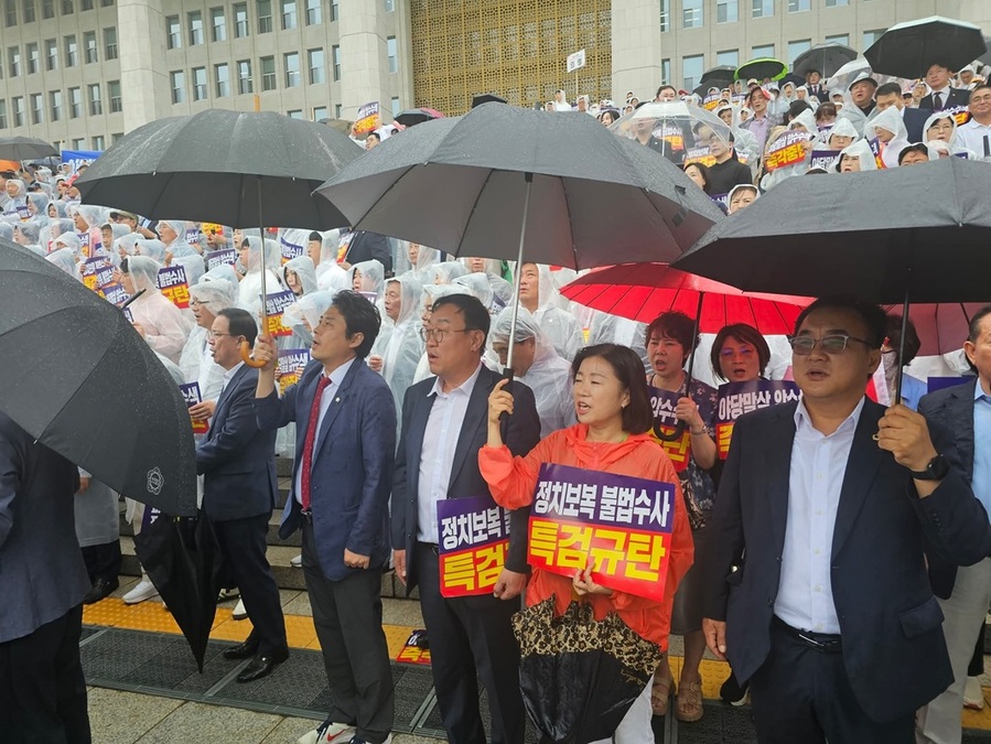 ▲ 박한석 국민의힘 서울 노원구 당협위원장은 지난 4일 시·구의원들과 정치보복 불법수사 특검규탄대회에 참여해 현 정부의 정국 현안에 목소리를 높였다. ⓒ박한석 페이스북 캡처