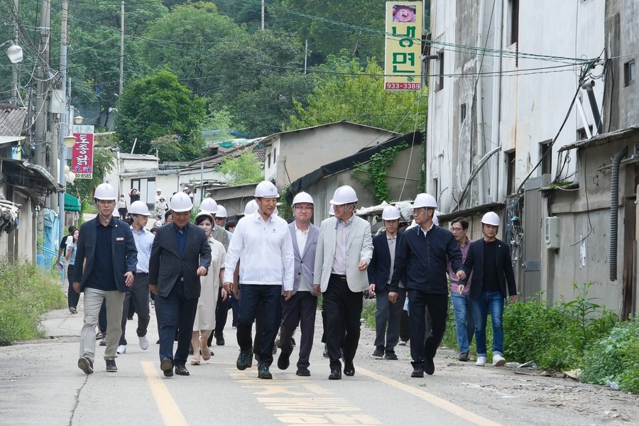▲ 박한석 국민의힘 서울 노원구 당협위원장은 지난 9일 오세훈 서울시장과 함께 노원구 불암산 자락의 재개발 예정지인 104마을을 찾아 구청·구의회·정당 관계자들과 머리를 맞대고 주거환경 개선과 생활 인프라 확충 방안을 논의했다. ⓒ박한석 페이스북 캡처
