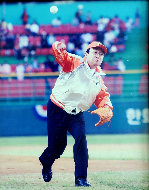 ▲ 박한석 국민의힘 서울 노원구 당협위원장이 시구를 하고 있다.ⓒ박한석 페이스북 캡처