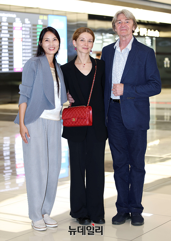 ▲ (좌측부터) 지난 12일 김포국제공항을 통해 입국한 배주윤 전 볼쇼이 발레단 단원, 예브게니야 오브라초바 볼쇼이 발레단 최고 수석 프리마 발레리나, 유리 발렌티노비치 바슈첸코 전 볼쇼이 발레단 최고 수석. 이들은 지난 13~14일 서울 계원예술중학교에서 열린 '예브게니야 오브라초바(Evgenia Obraztsova) 발레 워크샵'에 참여, '유리 그리가로비치 추모 국제발레콩쿠르'에 참가할 한국 국가대표 학생들을 선발했다. ⓒ서성진 기자