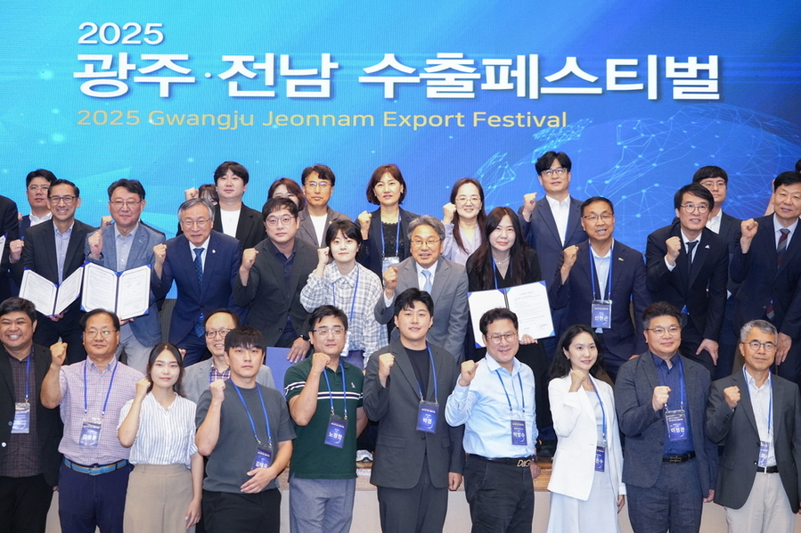 ▲ 강기정 광주광역시장이 16일 오전 서구 김대중컨벤션센터에서 열린 '2025 광주·전남 수출 페스티벌'에 참석해 김영집 광주테크노파크 원장, 오익현 전남테크노파크 원장 등 내빈들과 기념촬영을 하고 있다.ⓒ광주광역시 제공