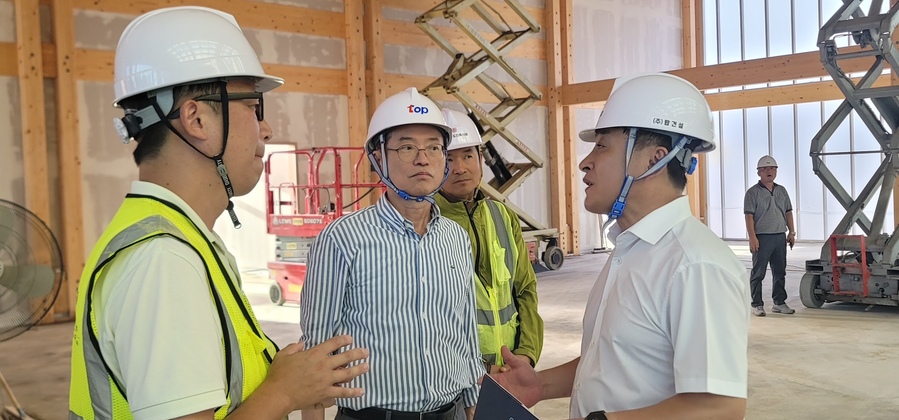 ▲ 이철우 경상북도지사(중간)는 16일 오후 APEC정상회의 주요행사장 중 하나인 국립경주박물관을 찾아 점검에 나섰다.ⓒ경북도