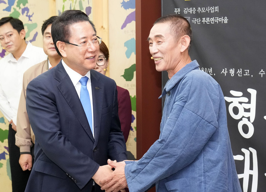 ▲ 김영록 전라남도지사가 16일 무안 남도소리울림터에서 도민들과 김대중 전 대통령이 사형수로서 옥중에서 겪은 고뇌와 신념을 그린 연극 ‘사형수 김대중’을 관람한 뒤 출연진을 격려하고 있다.ⓒ전라남도 제공