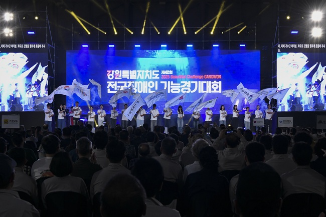 ▲ 16일 강릉스피드스케이팅경기장에서 열린 '제42회 전국장애인기능경기대회' 개회식에서 선수단이 깃발을 흔들며 입장하고 있다. 이번 대회는 40개 직종에 465명이 참여한 가운데 19일까지 4일간 진행될 예정이다. ⓒ유앤아이컴