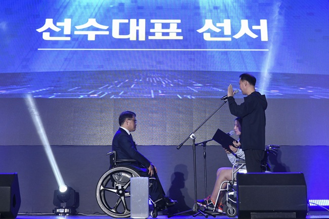 ▲ 16일 강릉스피드스케이팅경기장에서 열린 '제42회 전국장애인기능경기대회' 개회식에서 전인성(남, 45세, 신장장애, 컴퓨터수리, 강릉), 송여진(여, 35세, 뇌병변, 건축제도, 부산) 선수가 대표 선수 선서를 하고 있다. 이번 대회는 40개 직종에 465명이 참여한 가운데 19일까지 4일간 진행될 예정이다. ⓒ유앤아이컴