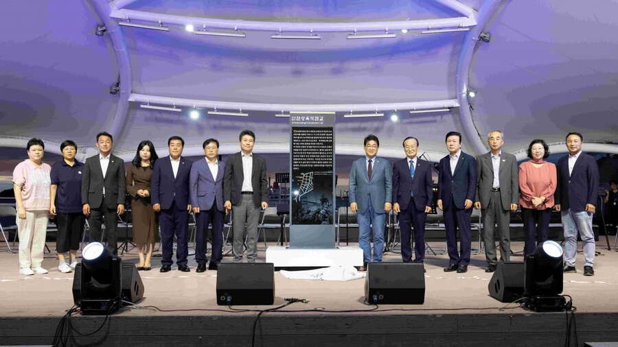 ▲ 인천 중구는 지난 13일'인천상륙작전길' 현판 제막식을 갖고 김정헌 중구청장 등 주요 참석자들이 기념촬영을 하고 있다. ⓒ인천 중구 제공