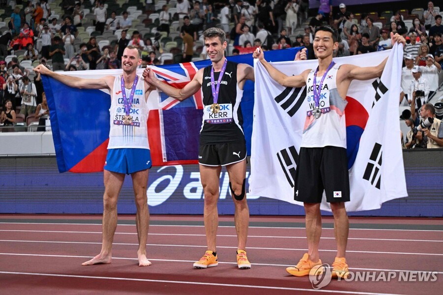 ▲ 우상혁이 도쿄 세계선수권에서 소중한 은메달을 목에 걸었다.ⓒ연합뉴스 제공