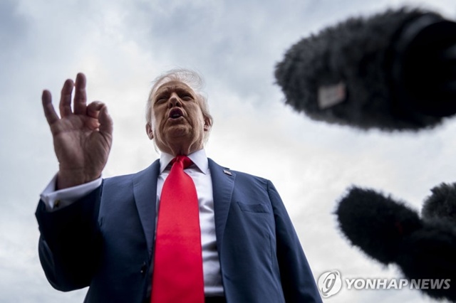 ▲ 도널드 트럼프 미국 대통령이 백악관에서 전용 헬기 마린원에 탑승하기에 앞서 취재진 질문에 답변하고 있다. 250916 UPI 연합뉴스. ⓒ연합뉴스