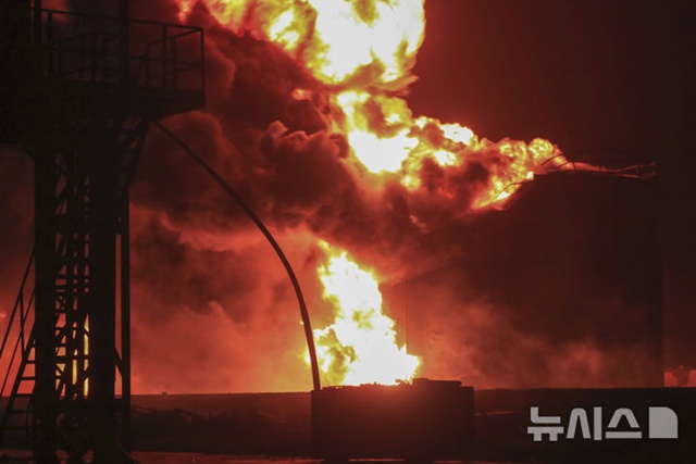 ▲ 2024년 예멘 호데이다 항구에서 이스라엘군의 공습으로 석유탱크가 불타고 있다. 240720 AP/뉴시스. ⓒ뉴시스