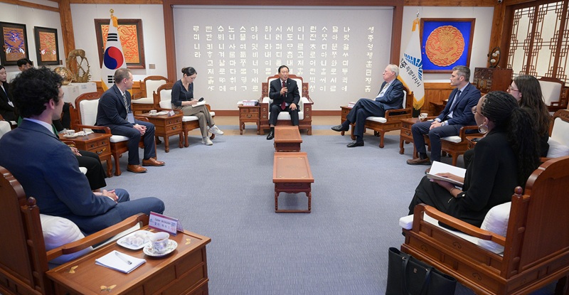 ▲ 백악관 출입 기자 등 미국 외신기자단이 지난 16일 세종시를 방문해 최민호 세종시장과 행정수도와 한글문화도시에 대해 대화를 하고 있다.ⓒ세종시