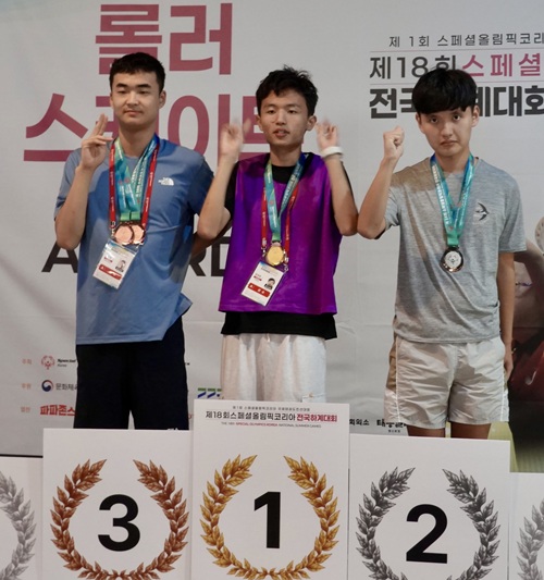 ▲ 세종시장애인체육회 소속 배선후 선수(오른쪽)가 최근 경기도 고양시 원마운트경기장에서 열린 제18회 스페셜올림픽코리아 전국하계대회 롤러스케이트 종목에서 은메달을 목에 걸고 기뻐하고 있다.ⓒ세종시장애인체육회
