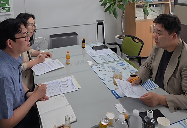 ▲ 김성수 경기도의회 의원(오른쪽)이 지난 15일 도의회 하남상담소에서 진행된 경기도교육청 중등교육과 업무보고에 참여하고 있다. ⓒ경기도의회 제공