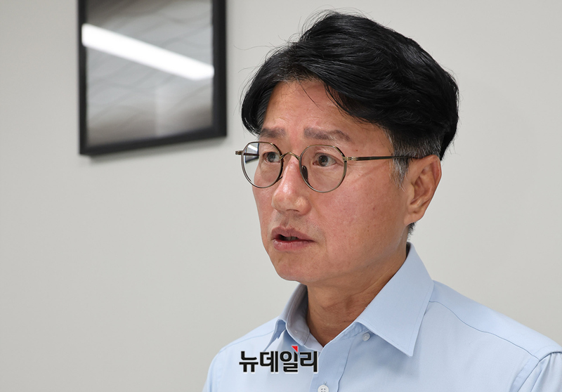 ▲ 신동직 유전체기업협의회장이 17일 메디젠휴먼케어 본사에서 뉴데일리와 만나 인터뷰를 진행하고 있다. ⓒ