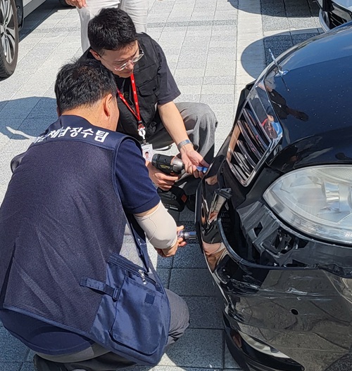 ▲ 충남 논산시와 부여군이 체납 차량의 번호판 영치하고 있다.ⓒ논산시