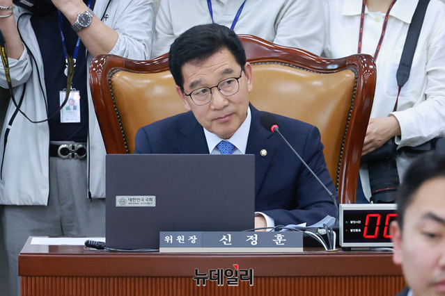 ▲ 신정훈 더불어민주당 소속 행안위원장이 5월 7일 국회에서 열린 행안위 전체회의에서 의사진행을 하고 있다. ⓒ이종현 기자