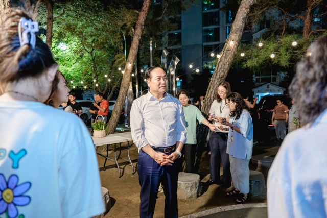 ▲ 아파트 야간경관조명 점등식에 참석한 이권재 시장ⓒ오산시 제공